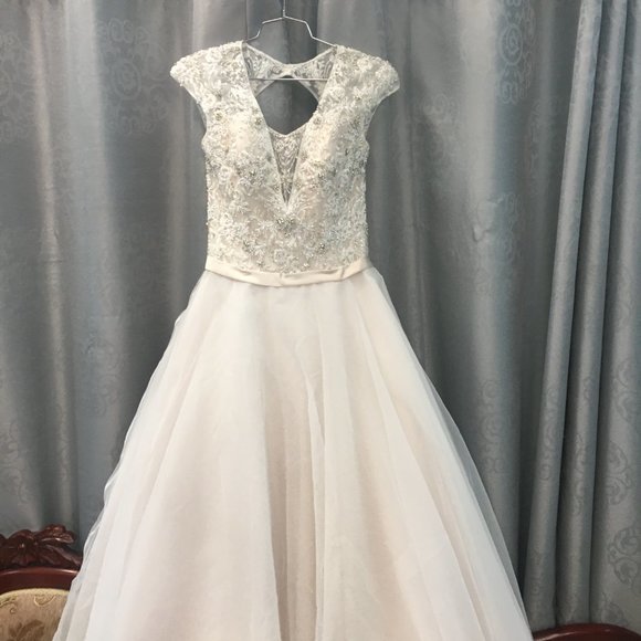 Stunning Aline Wedding Dress, Plunging Neck Open Back Blush Ballgown Keyhole - Picture 6 of 16